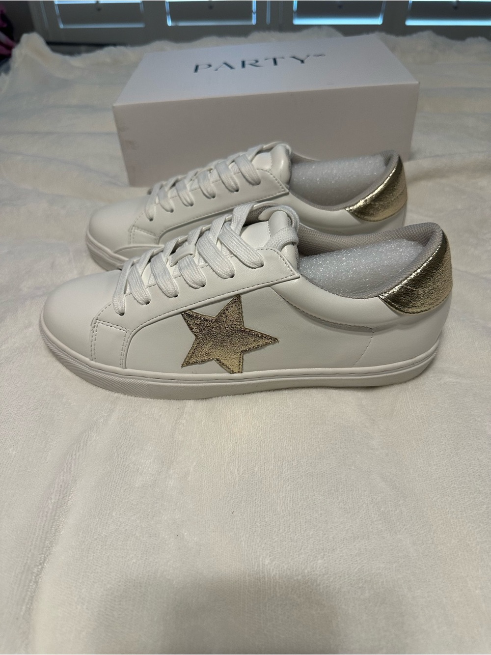 White Women's Low-Top Sneakers with Gold Star Accent